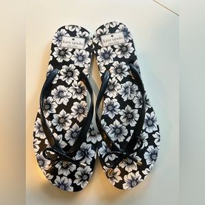 Kate Spade New York Black and White Floral Flip Flop size 9-10, runs large.